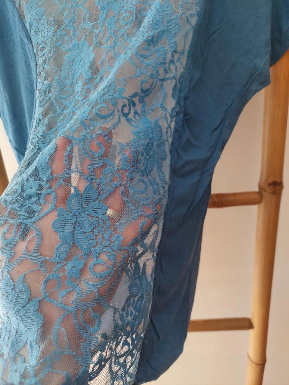 Blusa estampada con encaje en la espalda – photo 4